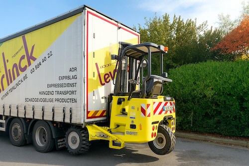 Teirlinck Kooiaap achter camion